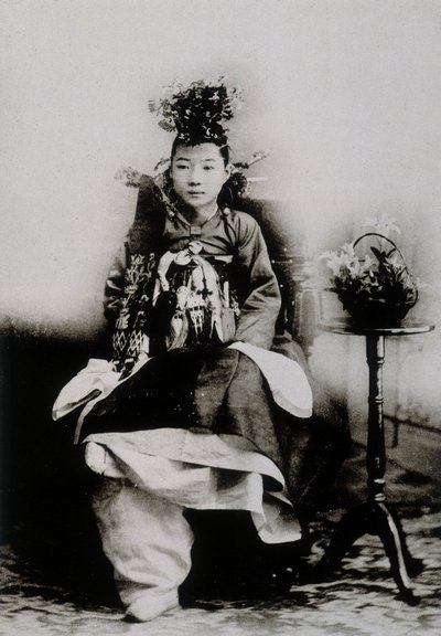 Koreańska kobieta w tradycyjnej sukni ślubnej autorstwa School Korean