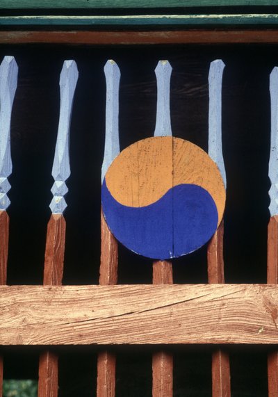 Symbol Yin i Yang na drewnianej barierce (Kree) autorstwa School Korean