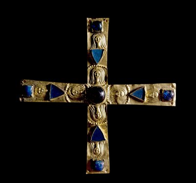 Archeologia średniowiecza (średniowiecze). Sztuka barbarzyńska z Lombardii: Krzyż Gisulfo, w wybrzuszonym złocie z kamieniami półszlachetnymi, petre enchassee. Wykonane przez mistrza lombardzkiego z VII wieku. Wysokość: 11 cm. Włochy, Cividale del Friuli,  autorstwa School Lombard