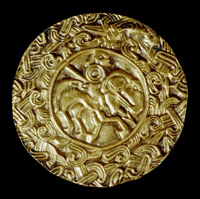 Archeologia średniowiecza (średniowiecze). Sztuka barbarzyńska Lombardii: złoty dysk. W centrum znajduje się święty na koniu z włócznią i wokół motywów zwierzęcych. Sztuka lombardzka, ok. 600. Wymiary: 47 cm Włochy, Cividale del Friuli, Muzeum Archeologicz autorstwa School Lombard