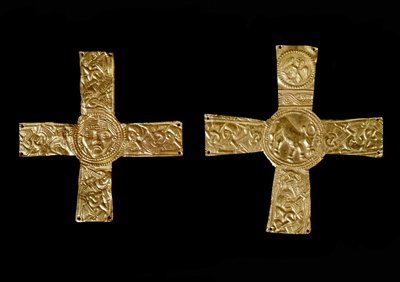 Archeologia średniowiecza (średniowiecze). Sztuka barbarzyńska Lombardii: krzyże pektoralne w złotych liściach. Sztuka Lombardzka VII wieku. Włochy, Cividale del Friuli, Muzeum Archeologiczne autorstwa School Lombard