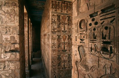 Egipt, Medinet Habu, Luksor, Gubernatorstwo Luksorskie, Świątynia grobowa Ramzesa III. Szczegół kolumn i ścian wyrzeźbionych z postaciami i heiroglifami autorstwa R. and Smith Simkin