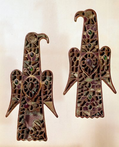 Sztuka Merowingów: Para fibules (szpilka gwarantowana) aqualiformes (orły). Emalia cloisonné, VI w., dynastia Merowingów (481-751). z Castelsagrat. Muzeum Cluny w Paryżu. autorstwa School Merovingian