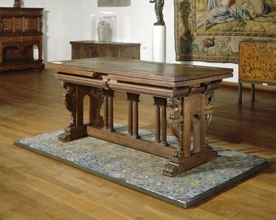 Stół orzech z szufladami na ramie dębowej z kolumnami toskańskimi.,1550-1600 (drewno) autorstwa School Netherlandish