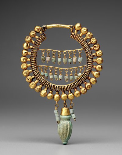 Kolczyk, 550-330 pne (złoto i fajans) autorstwa School Persian