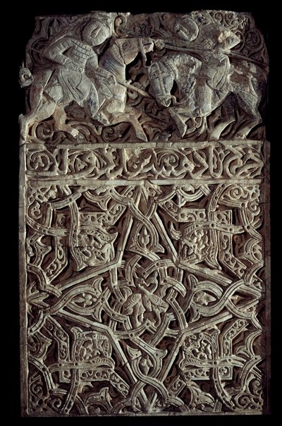 Sztuka perska: stiukowa tablica zdobi arabeski i dwóch walczących jeźdźców. Seattle. Muzeum Sztuki autorstwa School Persian