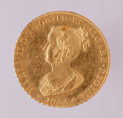 Złota korona królowej Portugalii Marii II (1819-1853) 1835. Śr. 3,1 cm Neapol, muzeum archeologiczne autorstwa School Portuguese