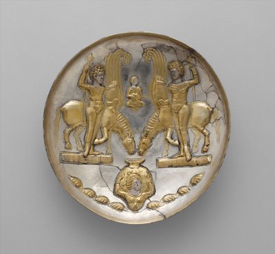 Talerz z młodzieńcami i skrzydlatymi końmi, ok. V-VI w. n.e. (srebro, złocenie rtęciowe) autorstwa School Sasanian
