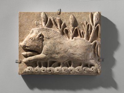 Panel ścienny z dzikiem ładującym, ok. VI wne (stiuk) autorstwa School Sasanian
