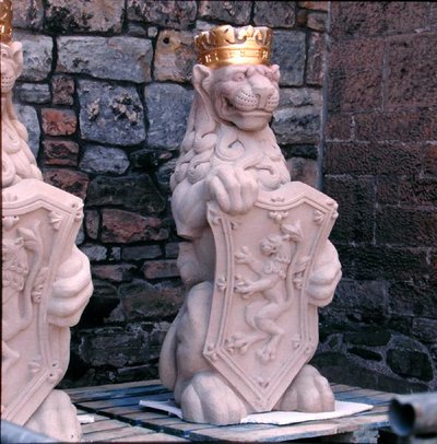 Lew heraldyczny, z dachu Wielkiej Sali (kamień) autorstwa School Scottish