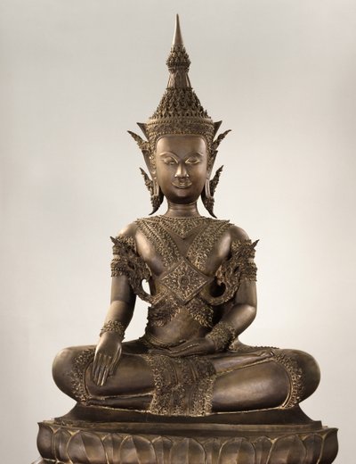 Naturalnej wielkości Budda w stroju królewskim (brąz) autorstwa School Siamese
