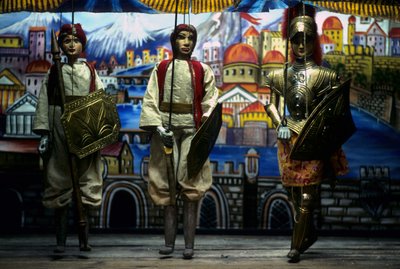 Szczenię, Palermo, Sycylia, Włochy. Te sycylijskie marionetki należą do starożytnej tradycji mającej na celu opowiedzenie Sycylijczykom historii inwazji Normanów. autorstwa School Sicilian
