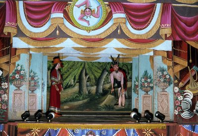 Teatr Puppi w Palermo. Te lalki, należące do sycylijskiej tradycji sięgającej czasów starożytnych, mają na celu opowiedzenie historii najazdów i podbojów normańskich. W górnej części fotografii znajduje się sycylijski symbol Trinacria (Trinacria). Palermo, autorstwa School Sicilian