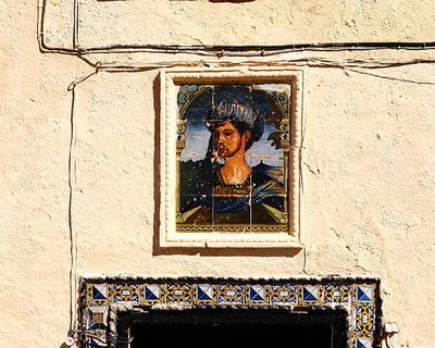 Płytki ceramiczne z portretem mężczyzny przed Domem Króla Maurów (zdjęcie) autorstwa School Spanish
