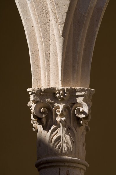 Fragment kolumny w krużganku klasztoru Santo Domingo (kamień) autorstwa School Spanish