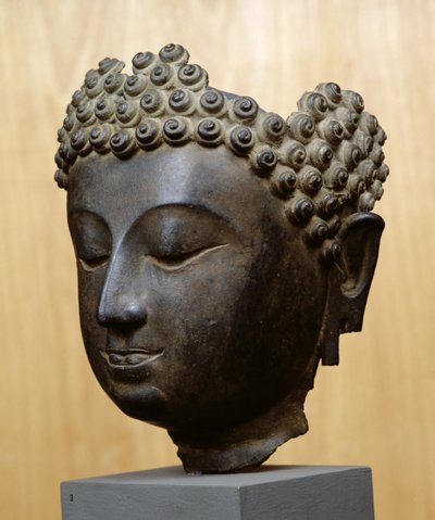 Głowa Buddy spoglądająca w dół, Lan Na Culture (brąz) autorstwa School Thai