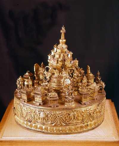 Mandala Tibetain: rzadki kawałek ze złotego brązu scultpé. Mandala to widok na boski kosmos, w centrum którego znajduje się Góra Merou, góra zwieńczona pałacem najwyższego boga Indry i otoczona czterema kontynentami - Musée Guimet, Paryż autorstwa School Tibetan