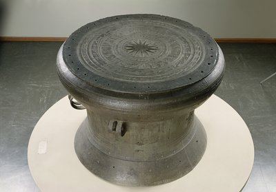 Bęben, styl Dong Son, II-I wiek p.n.e. (brąz) (patrz także 232894) autorstwa School Vietnamese