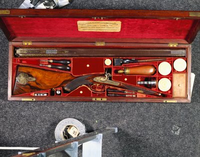 Zdobiony złotem 16-nabojowy karabin D.B. wykonany dla Nizama z Hajdarabadu, w mosiężnej mahoniowej walizce wyłożonej karmazynowym jedwabiem, ok. 1855 r. (jedwab, mahoń, stal, miedź) autorstwa Scottish School
