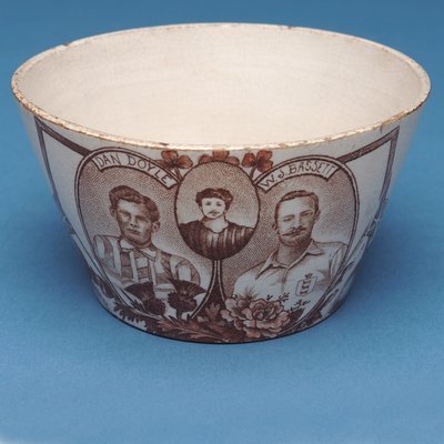 Pamiątkowa miska Anglia przeciwko Szkocji (ceramiczna) autorstwa Scottish School