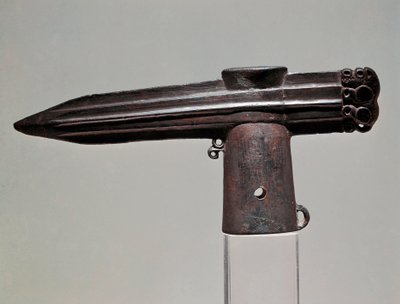 Art Scythian (cywilizacja scytyjska lub Scytia): brązowy topór z regionu Krasnojarku (Syberia i Ałtaj). VII - II wiek p.n.e. Sankt Petersburg, Ermitaż autorstwa Scythian