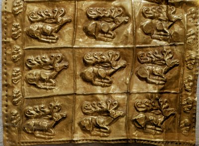 Art Scythian (cywilizacja scytyjska lub Scytia): pokrywa ze złotego kołczanu zdobi zwierzęta (jelenie). Z Tumulusa nr 4 w Kelermes, Krasnodar Region, Kuban, Rosja, VII wiek p.n.e. autorstwa Scythian