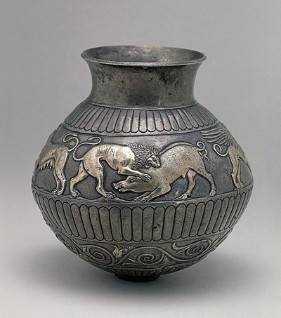 Sztuka scytyjska: srebrna waza z IV w. p.n.e. ozdobiona fryzem przedstawiającym lwa atakującego dzika Pustelnia Państwowa, Sankt Petersburg autorstwa Scythian