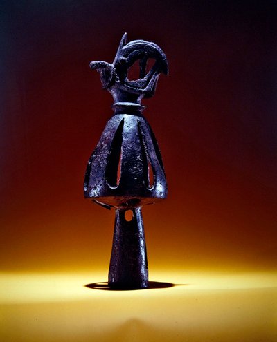 Zwieńczenie, ażurowy stożek zdobiony głową gryfa z rogami baranimi, koniec VII-pocz. VI w. p.n.e. (brąz) autorstwa Scythian Scythian