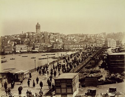 Most Galata nad Złotym Rogiem, Stambuł, ok. 1890 (zdjęcie czarno-białe) autorstwa Sebah and Joaillier