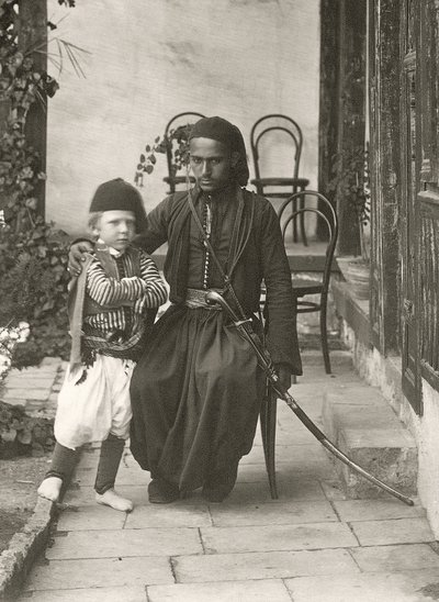 Arabski kawass (osmański strażnik) z młodym chłopcem w ogrodzie domu w dzielnicy Judea w Jerozolimie, 1867 r. autorstwa Sergeant Henry Phillips