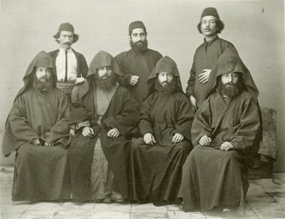 Grupa 4 ormiańskich księży i 3 innych osób na dziedzińcu Hotelu Śródziemnomorskiego, Jerozolima, 1867 r. autorstwa Sergeant Henry Phillips
