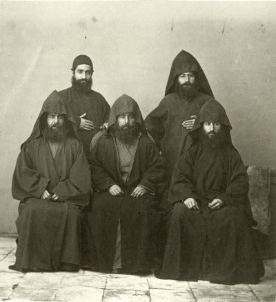 Grupa 5 księży ormiańskich na dziedzińcu hotelu Mediterranean, Jerozolima, 1867 autorstwa Sergeant Henry Phillips