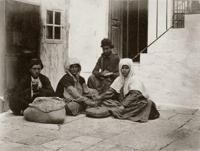 Kobiety mielące mąkę okrągłymi kamieniami młyńskimi na dziedzińcu domu w Jerozolimie, 1867 autorstwa Sergeant Henry Phillips
