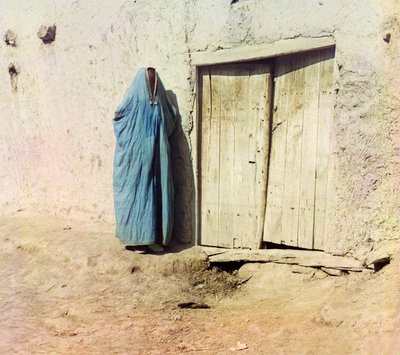 Uzbecka lub Tadżycka kobieta w burce, ok. 1910 (kolorowe zdjęcie) autorstwa Sergey Prokudin Gorsky