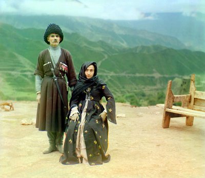Typy dagestańskie – mężczyzna z medalami i sztyletem oraz kobieta w czarnej sukni, Imperium Rosyjskie, między 1905 a 1915 autorstwa Sergey Prokudin Gorsky