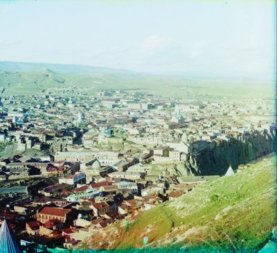 Widok na Tyflis (obecnie Tbilisi) z terenu kościoła św. Dawida, 1905-1915 autorstwa Sergey Prokudin Gorsky