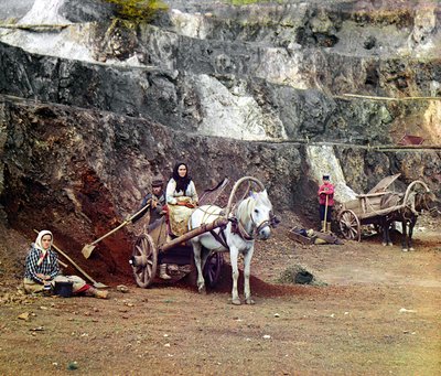 Praca w kopalni Bakalskii: rodzina z łopatami i wozami konnymi pracuje w kopalni żelaza na wzgórzach Bakaly, Ural, Imperium Rosyjskie, 1910 autorstwa Sergey Prokudin Gorsky