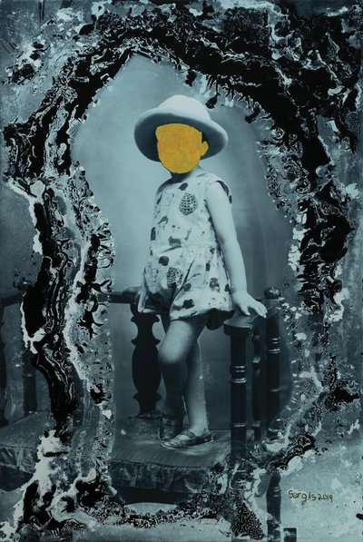 Młoda dziewczyna pozująca samotnie, 2019 (mixed media) autorstwa Sergis Adamos