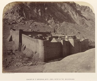 Klasztor św. Katarzyny z Jebel Músá w tle autorstwa Sgt. James M. McDonald