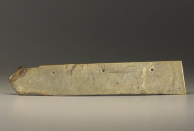 Duży przedmiot w kształcie tasaka typu kuei (nefryt) autorstwa Shang Dynasty Chinese School