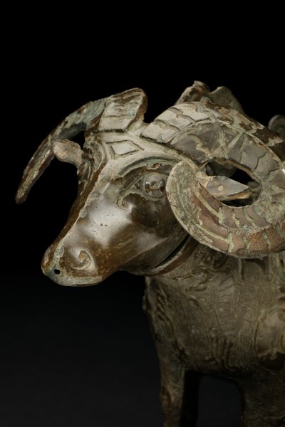 Rytualne naczynie na wino w formie barana, Gong (brąz) autorstwa Shang Dynasty Chinese School