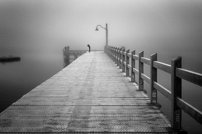 Misty Pier – Samotność autorstwa Shanrui Ren