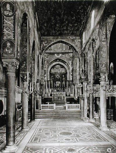 Widok wnętrza nawy głównej (zdjęcie czarno-białe) autorstwa Sicilian School