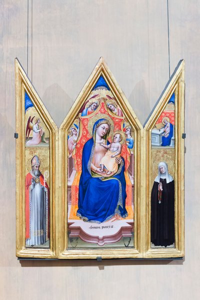 Tryptyk, tronująca Madonna z Dzieciątkiem z aniołami (w środku), anioł zwiastowania i św. Augustyn (po lewej), dziewica anncjatywna i św. Monika (po prawej) autorstwa Simone dei Crocifissi