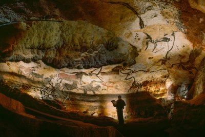 Tłum kalcytowych ścian Sali Byków w jaskini Lascaux. autorstwa Sisse Brimberg