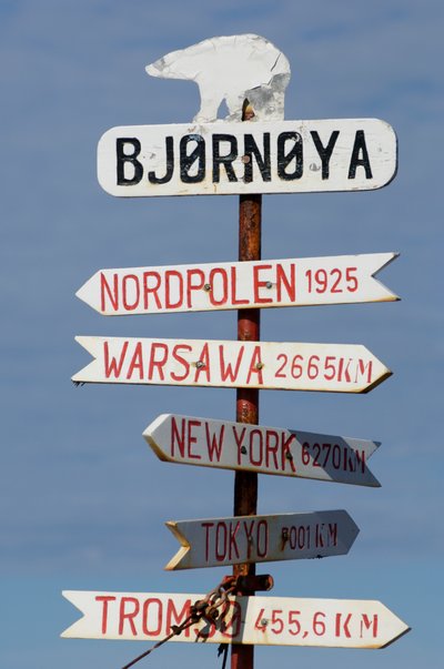 Norwegia, znak kierunkowy na Wyspie Niedźwiedziej, 2022 r. (zdjęcie ilustracyjne) autorstwa Sisse Brimberg