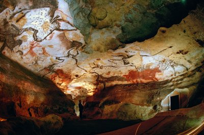 Sala Byków z Jacquesem Marsalem, jednym z odkrywców jaskiń Lascaux. autorstwa Sisse Brimberg