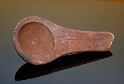Lampa Lascaux, polerowany piaskowiec, została znaleziona w jaskini Lascaux. autorstwa Sisse Brimberg