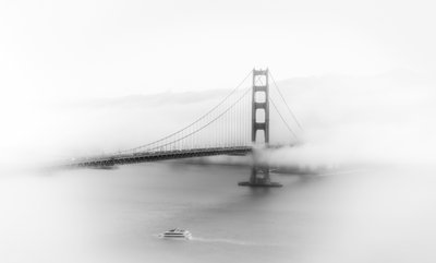 Zamglony most Golden Gate autorstwa Songhu Yan