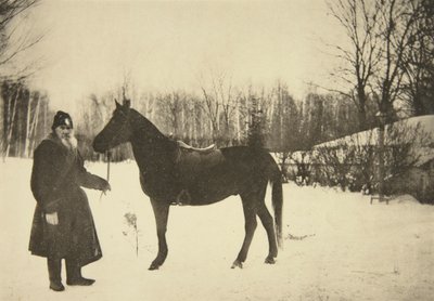 Rosyjski pisarz Lew Tołstoj z koniem, Jasna Polana, niedaleko Tuły, Rosja, 1905. autorstwa Sophia Andreevna Tolstaya